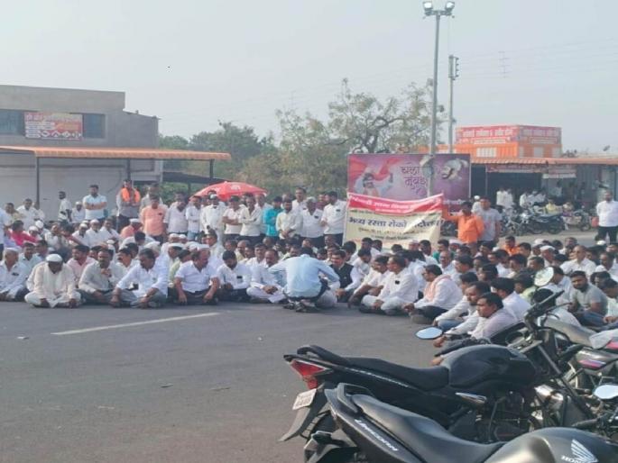 approve ritewadi upsa irrigation scheme road blocked in brick for three hours in solapur | रिटेवाडी उपसा सिंचन योजना मंजुर करा; वीटमध्ये तीन तास रोखून धरला रास्ता approve ritewadi upsa irrigation scheme road blocked in brick for three hours in solapur | रिटेवाडी उपसा सिंचन योजना मंजुर करा; वीटमध्ये तीन तास रोखून धरला रास्ता