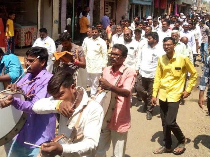 Due to lack of basic amenities for Karmala villagers a march was held against the municipal council | करमाळाकरांना मुलभूत सोयी-सुविधांचा अभाव, नगरपरिषदवर काढला मोर्चा Due to lack of basic amenities for Karmala villagers a march was held against the municipal council | करमाळाकरांना मुलभूत सोयी-सुविधांचा अभाव, नगरपरिषदवर काढला मोर्चा