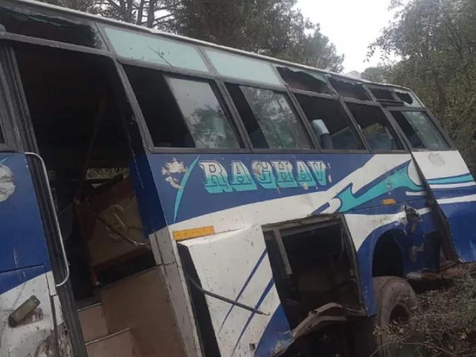 Bus falls into gorge in Jammu and Kashmir, two passengers killed; 20 injured | जम्मू काश्मीरमध्ये बस दरीत कोसळली, दोन प्रवाशांचा मृत्यू; २० जखमी Bus falls into gorge in Jammu and Kashmir, two passengers killed; 20 injured | जम्मू काश्मीरमध्ये बस दरीत कोसळली, दोन प्रवाशांचा मृत्यू; २० जखमी