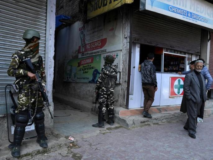 Two workers killed outside Kashmir in two weeks | काश्मिरात दोन आठवड्यांत बाहेरील ५ कामगारांच्या हत्या Two workers killed outside Kashmir in two weeks | काश्मिरात दोन आठवड्यांत बाहेरील ५ कामगारांच्या हत्या