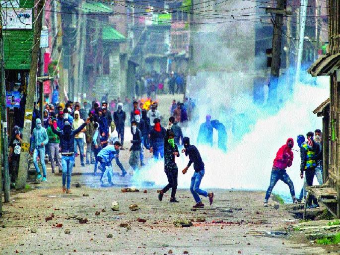 Death of a tourist; Kashmir situation worsened, restrictions apply in many parts | दगडफेकीत पर्यटकाचा मृत्यू; काश्मीरची स्थिती चिघळली, अनेक भागांत निर्बंध लागू Death of a tourist; Kashmir situation worsened, restrictions apply in many parts | दगडफेकीत पर्यटकाचा मृत्यू; काश्मीरची स्थिती चिघळली, अनेक भागांत निर्बंध लागू