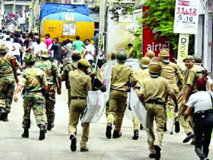 Center delegation to discuss and communicate with Kashmiri, keeping aside Danduka | दंडुका बाजूला ठेवून काश्मिरींशी चर्चा, संवाद साधण्यासाठी केंद्राचा प्रतिनिधी Center delegation to discuss and communicate with Kashmiri, keeping aside Danduka | दंडुका बाजूला ठेवून काश्मिरींशी चर्चा, संवाद साधण्यासाठी केंद्राचा प्रतिनिधी