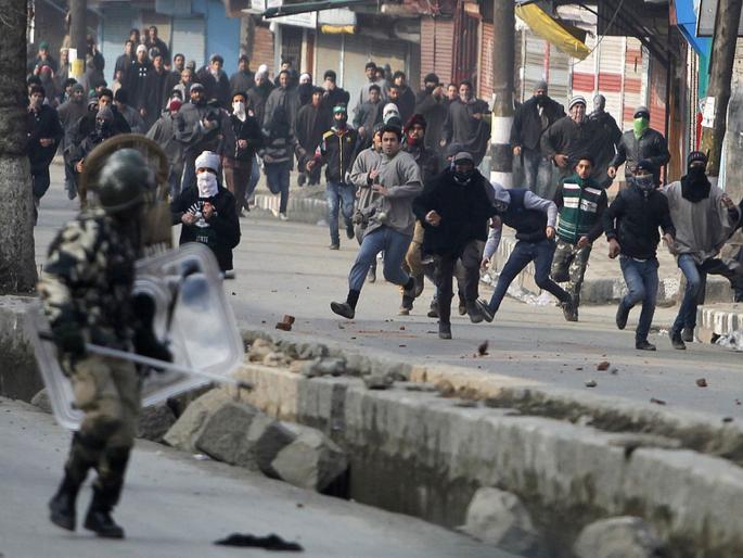 Internal Government Note Shows more than 300 Stone Pelting Incidents in Kashmir Since abolishment of article 370 | Article 370: काश्मीर खरंच शांत? संरक्षण दलांच्या कागदपत्रांमधून वेगळेचं सत्य समोर Internal Government Note Shows more than 300 Stone Pelting Incidents in Kashmir Since abolishment of article 370 | Article 370: काश्मीर खरंच शांत? संरक्षण दलांच्या कागदपत्रांमधून वेगळेचं सत्य समोर