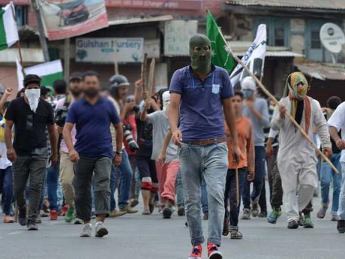 Number of Kashmiris joining terror outfits steadily increasing | चिंताजनक... वर्षभरात काश्मीर खोऱ्यातील १२६ तरुण अतिरेकी मार्गाला Number of Kashmiris joining terror outfits steadily increasing | चिंताजनक... वर्षभरात काश्मीर खोऱ्यातील १२६ तरुण अतिरेकी मार्गाला