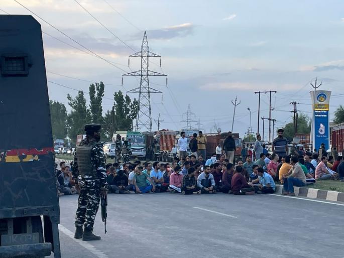 kashmiri pandits decide to collectively migrate to jammu so far more than 3 thousand have left valley | परिस्थिती नियंत्रणाबाहेर? १८०० काश्मिरी पंडितांचे स्थलांतर; ३ हजार कर्मचारी जम्मूत दाखल kashmiri pandits decide to collectively migrate to jammu so far more than 3 thousand have left valley | परिस्थिती नियंत्रणाबाहेर? १८०० काश्मिरी पंडितांचे स्थलांतर; ३ हजार कर्मचारी जम्मूत दाखल