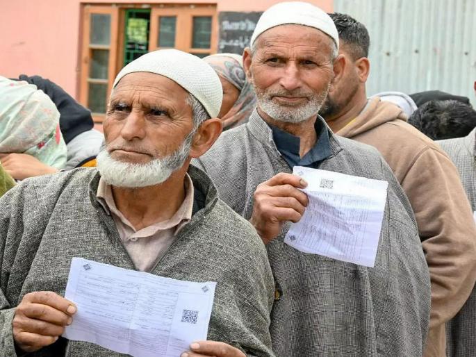 Drop the gun, come back home! An emotional appeal by Dain militants' fathers after the vote jammu kashmir | बंदूक साेड, घरी परत ये लाडक्या! दाेन अतिरेक्यांच्या पित्यांचे मतदानानंतर भावनिक आवाहन