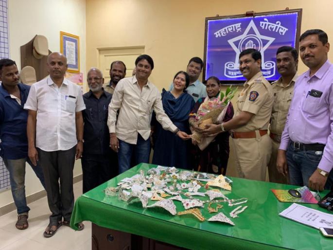 Cleaning staff women returns one and a half kilograms silver | सफाई कर्मचारी महिलेने परत केली दीड किलो चांदी Cleaning staff women returns one and a half kilograms silver | सफाई कर्मचारी महिलेने परत केली दीड किलो चांदी