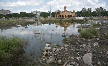 The monument in Kasturchand Park needs a fence | कस्तूरचंद पार्कमधील स्मारकाला कुंपण आवश्यक The monument in Kasturchand Park needs a fence | कस्तूरचंद पार्कमधील स्मारकाला कुंपण आवश्यक