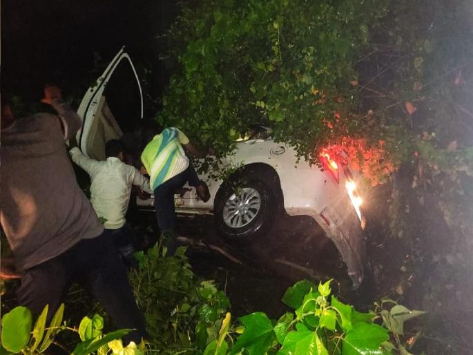 Car crashes into river at Kusur; Four people including two police personnel were injured | Sindhudurg: कुसूर येथे कार नदीत कोसळली; दोन पोलिस कर्मचाऱ्यांसह चार जण जखमी Car crashes into river at Kusur; Four people including two police personnel were injured | Sindhudurg: कुसूर येथे कार नदीत कोसळली; दोन पोलिस कर्मचाऱ्यांसह चार जण जखमी