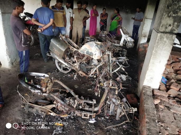 13 bikes were burnt in the parking lot in Bhiwandi Katii village | भिवंडीतील काटई गावात इमारतीच्या पार्किंग मधील १३ दुचाकी जाळून खाक 13 bikes were burnt in the parking lot in Bhiwandi Katii village | भिवंडीतील काटई गावात इमारतीच्या पार्किंग मधील १३ दुचाकी जाळून खाक