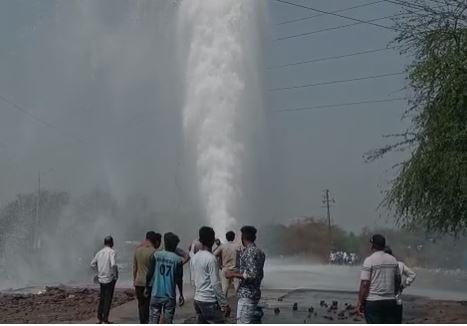 In Ambernath, MIDC's main water line burst near Katai Naka | अंबरनाथमध्ये काटई नाक्याजवळ एमआयडीसीची मुख्य जलवाहिनी फुटली In Ambernath, MIDC's main water line burst near Katai Naka | अंबरनाथमध्ये काटई नाक्याजवळ एमआयडीसीची मुख्य जलवाहिनी फुटली