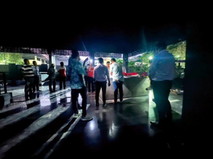 Even after death, 'you are in the queue'; Funerals delayed due to lack of generator at Jawahar crematorium in Thane | मृत्यूनंतरही ‘आप कतार में हैं’; ठाण्यात जवाहर स्मशानभूमीत जनरेटरअभावी अंत्यसंस्कारांचा खोळंबा Even after death, 'you are in the queue'; Funerals delayed due to lack of generator at Jawahar crematorium in Thane | मृत्यूनंतरही ‘आप कतार में हैं’; ठाण्यात जवाहर स्मशानभूमीत जनरेटरअभावी अंत्यसंस्कारांचा खोळंबा