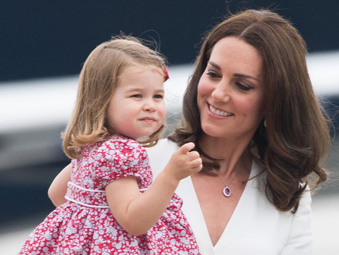 Duchess of Cambridge, Kate Middleton's statement about "Mom Guilt" | इंग्लंडच्या राणीच्या नात सुनेलाही छळतो 'मॉम गिल्ट';तेच नोकरी करणाऱ्या प्रत्येक आईचं दुःख..