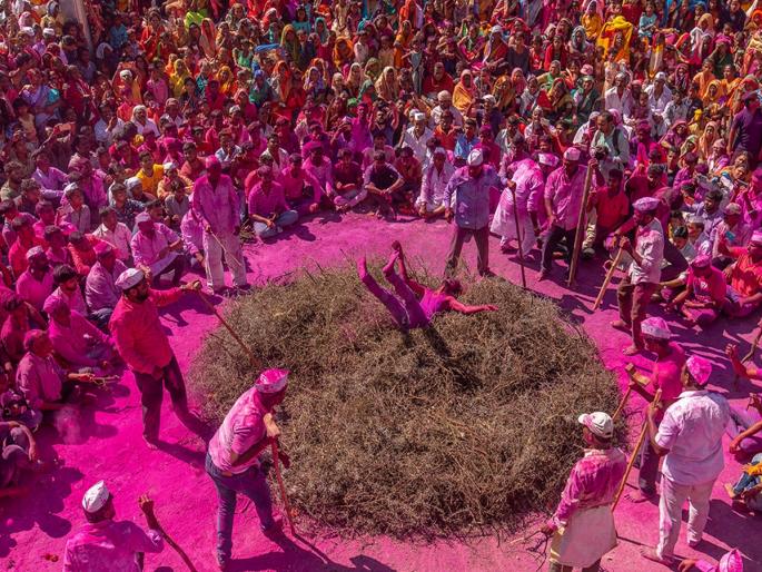 Devotees jump on the prickly pile of acacia, Katebaras Yatra is celebrated with great enthusiasm | Pune: बाभळीच्या काटेरी ढिगावर भाविकांनी घेतल्या उड्या, काटेबारस यात्रा मोठ्या उत्साहात साजरी Devotees jump on the prickly pile of acacia, Katebaras Yatra is celebrated with great enthusiasm | Pune: बाभळीच्या काटेरी ढिगावर भाविकांनी घेतल्या उड्या, काटेबारस यात्रा मोठ्या उत्साहात साजरी