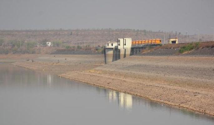 Only 13% water reservoir in dam! | वऱ्हाडातील धरणात केवळ १३ टक्के जलसाठा !