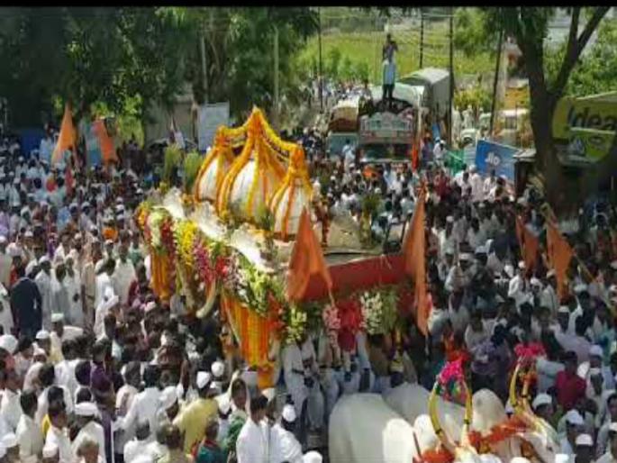 sant tukaram maharaj palkhi in katewadi | धोतराच्या पायघड्या अन् मेढ्यांचे रिंगणाने तुकोबांच्या पालखीचे स्वागत  sant tukaram maharaj palkhi in katewadi | धोतराच्या पायघड्या अन् मेढ्यांचे रिंगणाने तुकोबांच्या पालखीचे स्वागत