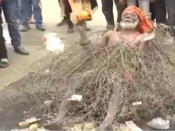 Now 'Kante Wale Baba' seen at Mahakumbh Mela 2025, he has been doing Sadhana on thorns from 50 years | आता महाकुंभमेळ्यात दिसले ‘कांटे वाले बाबा', 50 वर्षांपासून करतायत काट्यांवर तपश्चर्या! म्हणाले...
