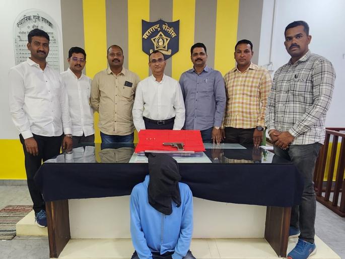 Belt around the waist; As soon as the local crime branch found out, they laid a trap and shackled them | कमरेला गावठी कट्टा; स्थानिक गुन्हे शाखेला समजताच सापळा रचून बेड्या Belt around the waist; As soon as the local crime branch found out, they laid a trap and shackled them | कमरेला गावठी कट्टा; स्थानिक गुन्हे शाखेला समजताच सापळा रचून बेड्या