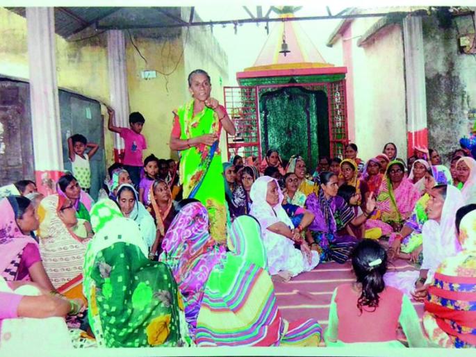 Becoming a woman became a aggressor | दारूबंदीसाठी महिला बनल्या आक्रमक Becoming a woman became a aggressor | दारूबंदीसाठी महिला बनल्या आक्रमक