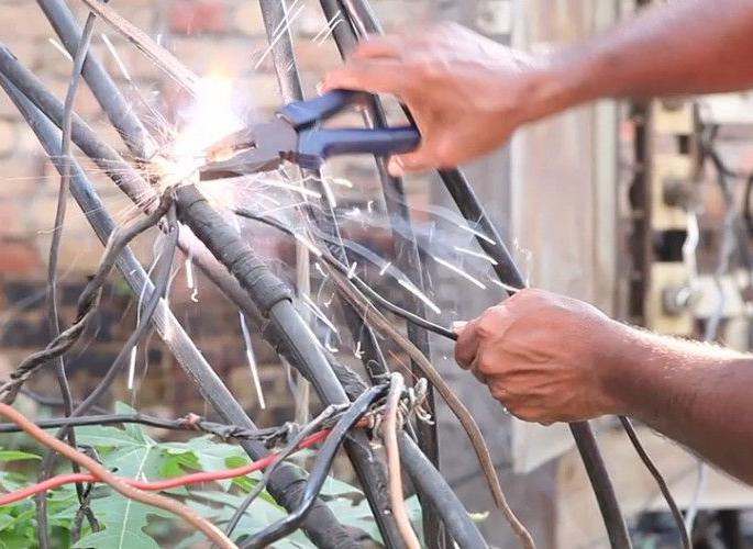 Shocking; The second connection to the main wire in the city, while in rural areas, power theft by direct hook | धक्कादायक; शहरात मुख्य वायरलाच दुसरी जोडणी तर ग्रामीण भागात थेट हूकद्वारे वीजचोरी Shocking; The second connection to the main wire in the city, while in rural areas, power theft by direct hook | धक्कादायक; शहरात मुख्य वायरलाच दुसरी जोडणी तर ग्रामीण भागात थेट हूकद्वारे वीजचोरी