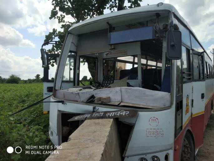 The bus hit the bridge: 40 passengers injured | बस पुलावर आदळली : ४० प्रवासी जखमी The bus hit the bridge: 40 passengers injured | बस पुलावर आदळली : ४० प्रवासी जखमी