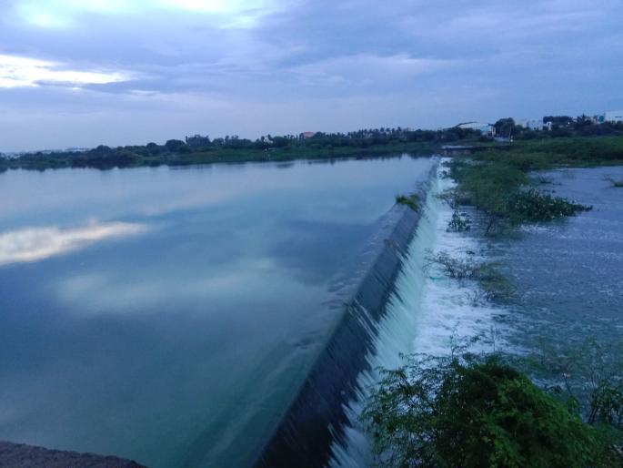 Katpur lake overflows this year too; Traffic stopped as the bridge on the Khava road went under water | कातपूरचा तलाव यंदाही ओव्हरफ्लो; कव्हा मार्गावरील पूल पाण्याखाली गेल्याने वाहतूक ठप्प Katpur lake overflows this year too; Traffic stopped as the bridge on the Khava road went under water | कातपूरचा तलाव यंदाही ओव्हरफ्लो; कव्हा मार्गावरील पूल पाण्याखाली गेल्याने वाहतूक ठप्प