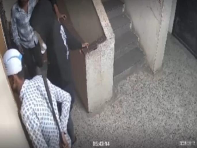 A video has surfaced in Katraj showing a young man taking up arms over a minor reason. | पुण्यात पुन्हा दहशत; टपरीवरच्या पैशाच्या वादातून कोयता घेऊन घरात घुसण्याचा प्रयत्न, व्हिडिओ आला समोर A video has surfaced in Katraj showing a young man taking up arms over a minor reason. | पुण्यात पुन्हा दहशत; टपरीवरच्या पैशाच्या वादातून कोयता घेऊन घरात घुसण्याचा प्रयत्न, व्हिडिओ आला समोर