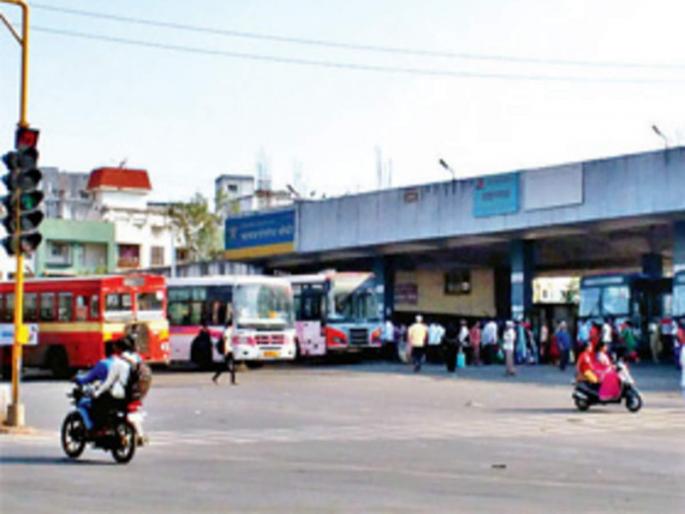 Shocking! Driver injured after getting squashed between two Pmp buses in katraj | धक्कादायक! दोन पीएमपी बसमध्ये सापडला बस चालक; कात्रज पीएमपी आगारातील घटना  Shocking! Driver injured after getting squashed between two Pmp buses in katraj | धक्कादायक! दोन पीएमपी बसमध्ये सापडला बस चालक; कात्रज पीएमपी आगारातील घटना