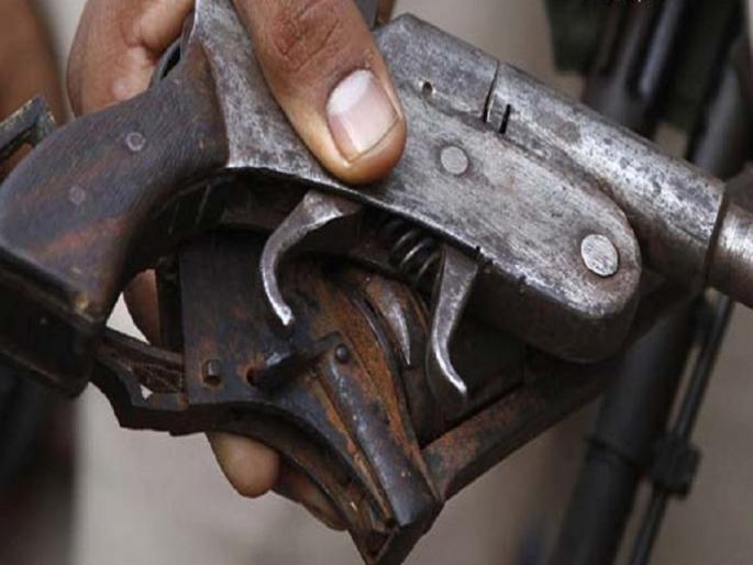 The four who were carrying Gawathi pistols were handcuffed, two live cartridges were also seized | गावठी पिस्टल बाळगणाऱ्या चाैघांना बेड्या, दोन जिवंत काडतूसही जप्त The four who were carrying Gawathi pistols were handcuffed, two live cartridges were also seized | गावठी पिस्टल बाळगणाऱ्या चाैघांना बेड्या, दोन जिवंत काडतूसही जप्त