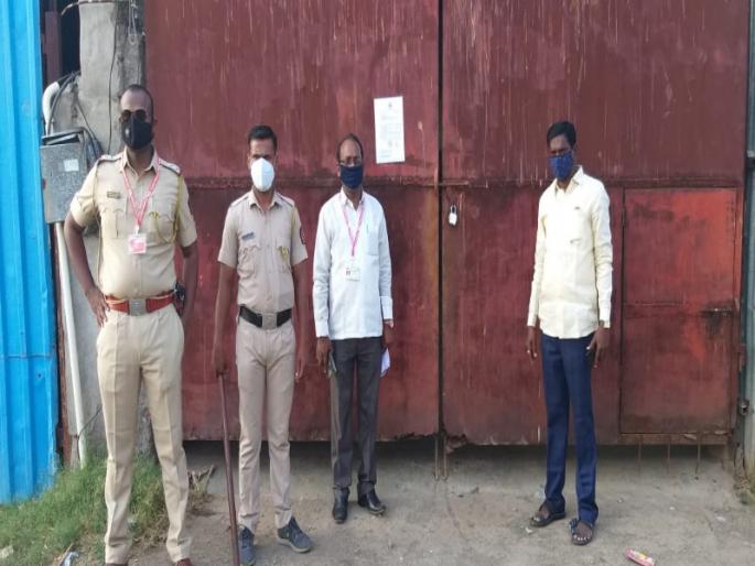 Unauthorized slaughter houses sealed in Baramati city | बारामती शहरातील अनधिकृत कत्तलखाने 'सील' ; नगरपरिषद आणि पोलीस प्रशासनाची संयुक्त कारवाई  Unauthorized slaughter houses sealed in Baramati city | बारामती शहरातील अनधिकृत कत्तलखाने 'सील' ; नगरपरिषद आणि पोलीस प्रशासनाची संयुक्त कारवाई
