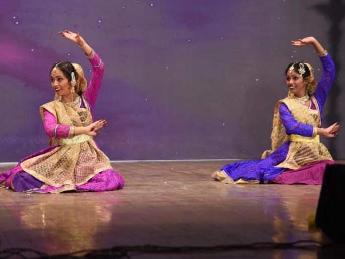ajitti kulkarni and vaishnavi bidwe wins silver in kathak in olympiad organised in dubai | कथ्थकमध्ये कल्याणच्या अजिती कुलकर्णी आणि वैष्णवी बिडवे यांचं सोनेरी यश ajitti kulkarni and vaishnavi bidwe wins silver in kathak in olympiad organised in dubai | कथ्थकमध्ये कल्याणच्या अजिती कुलकर्णी आणि वैष्णवी बिडवे यांचं सोनेरी यश