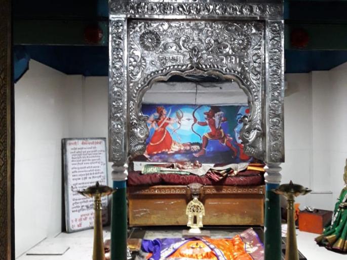 In Kolhapur, Katyayani temple was stolen, silver ornaments, lamps | कोल्हापूरात कात्यायनी मंदिरात चोरी, चांदीचे दागिने केले लंपास In Kolhapur, Katyayani temple was stolen, silver ornaments, lamps | कोल्हापूरात कात्यायनी मंदिरात चोरी, चांदीचे दागिने केले लंपास