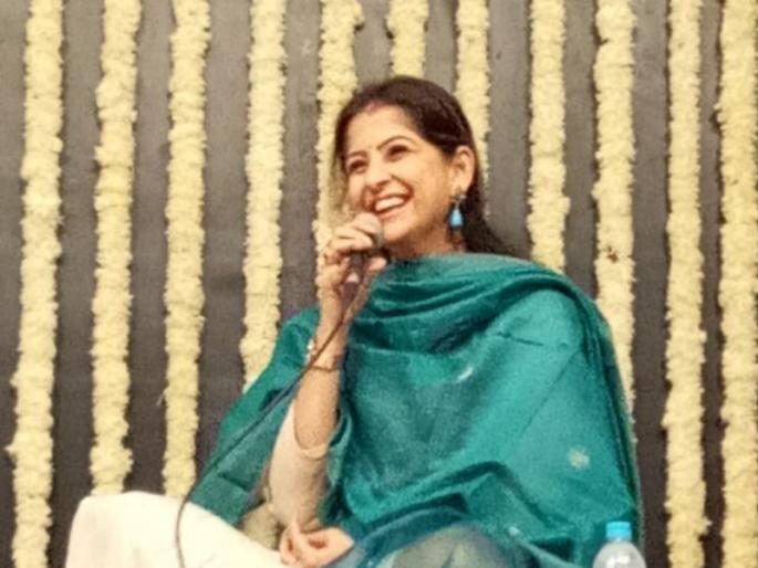 interview of singer Kaushiki Chakravarty in sawai gandharv bhimsen mahotsav | बाहेरच्या झगमगटापेक्षा अंतरंगातील शांतता जास्त भावते : कौशिकी चक्रवर्ती interview of singer Kaushiki Chakravarty in sawai gandharv bhimsen mahotsav | बाहेरच्या झगमगटापेक्षा अंतरंगातील शांतता जास्त भावते : कौशिकी चक्रवर्ती