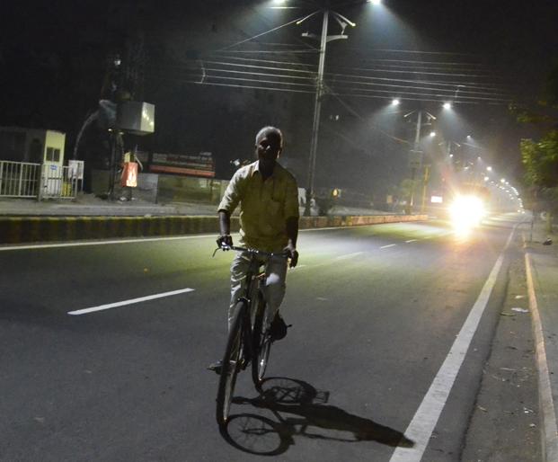 Solapur of the night; Shotmaking 'sign board' in the dark of night | रात्रीचं सोलापूर ; रात्रीच्या अंधारात तयार होतात झगमगणारे ‘साईन बोर्ड’ Solapur of the night; Shotmaking 'sign board' in the dark of night | रात्रीचं सोलापूर ; रात्रीच्या अंधारात तयार होतात झगमगणारे ‘साईन बोर्ड’