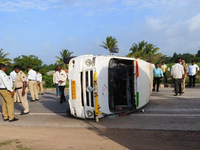 Six students injured after bus overturns in Landgewadi | लांडगेवाडीत बस उलटून सहा विद्यार्थी जखमी; बस नादुरुस्त, चालकही आजारी