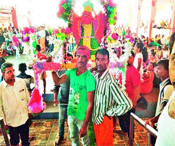 Catwalker's crowd at Saptshringgad | सप्तशृंगगडावर कावडधारकांची गर्दी