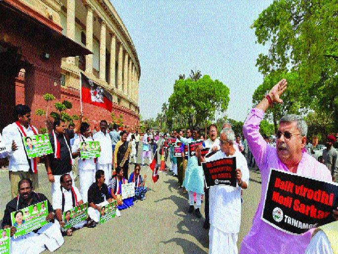 The agitation of AIADMK against the central government for the CM's fast for the Kaveri, against the central government | कावेरीसाठी मुख्यमंत्री उपोषणाला, केंद्र सरकारच्या विरोधात अण्णाद्रमुकचे आंदोलन The agitation of AIADMK against the central government for the CM's fast for the Kaveri, against the central government | कावेरीसाठी मुख्यमंत्री उपोषणाला, केंद्र सरकारच्या विरोधात अण्णाद्रमुकचे आंदोलन