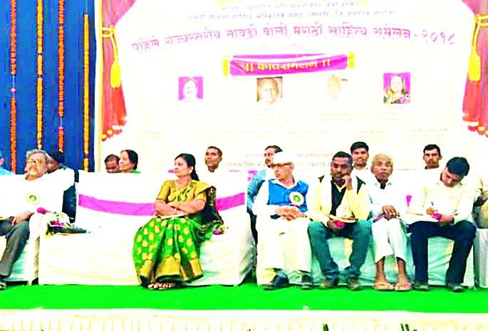 Farmer suicides and bundlain fall in the poetry | कविसंमेलनात शेतकरी आत्महत्या व बोंडअळीचे पडसाद