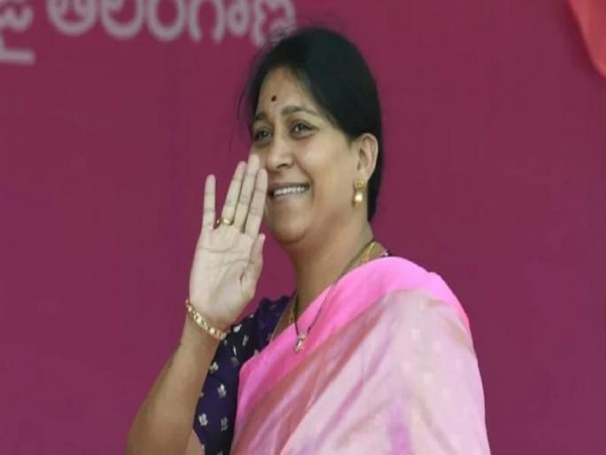 TRS MP maloth kavitha jailed for distributing money during loksabha election, first case in the country | निवडणुकीत पैसे वाटल्याप्रकरणी खासदाराला तुरुंगवासाची शिक्षा, देशातील पहिलीच घटना TRS MP maloth kavitha jailed for distributing money during loksabha election, first case in the country | निवडणुकीत पैसे वाटल्याप्रकरणी खासदाराला तुरुंगवासाची शिक्षा, देशातील पहिलीच घटना