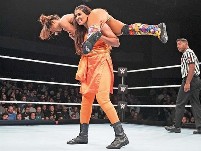 Indian women's player entering the WWE ring by wearing Punjabi dress and blanket | पंजाबी ड्रेस आणि कंबरेला ओढणी बांधून WWEच्या रिंगमध्ये उतरणारी भारतीय महिला खेळाडू Indian women's player entering the WWE ring by wearing Punjabi dress and blanket | पंजाबी ड्रेस आणि कंबरेला ओढणी बांधून WWEच्या रिंगमध्ये उतरणारी भारतीय महिला खेळाडू