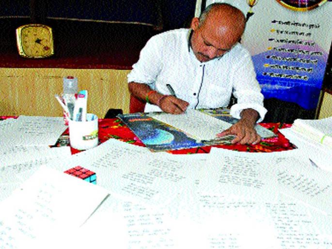 207 poems written in 12 hours; Dinesh Gupta's distinguished tribute to Atalji | १२ तासांत लिहिल्या २०७ कविता; दिनेश गुप्ता यांची अटलजींना आगळीवेगळी श्रद्धांजली