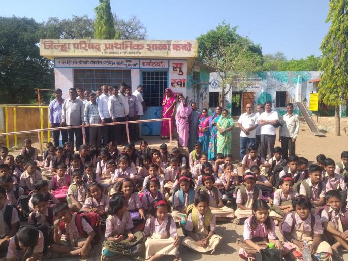 In the school's obscene gesture, the school is locked in: The villager is aggressive | शिक्षकाच्या अश्लील हावभावप्रकरणी कवठे शाळेला टाळे : ग्रामस्थ आक्रमक In the school's obscene gesture, the school is locked in: The villager is aggressive | शिक्षकाच्या अश्लील हावभावप्रकरणी कवठे शाळेला टाळे : ग्रामस्थ आक्रमक