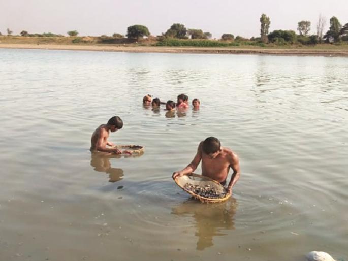 holy donation means of their livelihood | पुण्यदान, अस्थिविसर्जनातील पैसे-दागिने हेच त्यांचे उदरनिर्वाहाचे साधन
