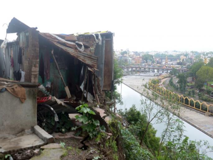 Kazi Gadi: By afternoon, the police shifted to 35 families | काझी गढी : दुपारपर्यंत ३५ कुटुंबांचे पोलीस बंदोबस्तात स्थलांतर Kazi Gadi: By afternoon, the police shifted to 35 families | काझी गढी : दुपारपर्यंत ३५ कुटुंबांचे पोलीस बंदोबस्तात स्थलांतर