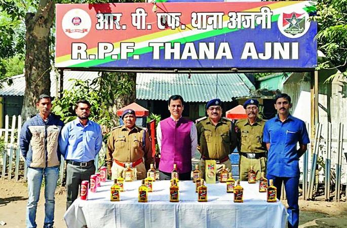 RPF Women's Squad: In Kazipeth passenger caught liquor | आरपीएफ महिला पथक : काजीपेठ पॅसेंजरमध्ये दारू पकडली