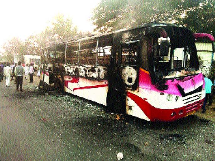 Polling, arson, and situation in Koregaon Bhima; The death of the youth | कोरेगाव भीमामध्ये दगडफेक, जाळपोळ, परिस्थिती नियंत्रणात; तरुणाचा मृत्यू Polling, arson, and situation in Koregaon Bhima; The death of the youth | कोरेगाव भीमामध्ये दगडफेक, जाळपोळ, परिस्थिती नियंत्रणात; तरुणाचा मृत्यू