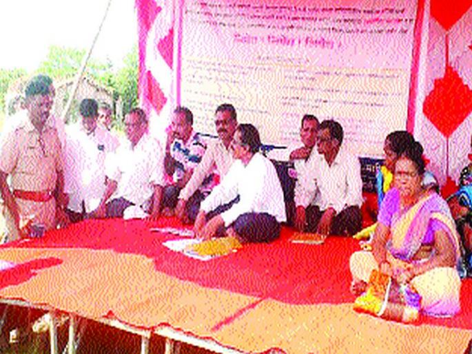 Fasting with family of farmer at Neral | नेरळ येथील शेतकऱ्याचे कुटुंबासह उपोषण Fasting with family of farmer at Neral | नेरळ येथील शेतकऱ्याचे कुटुंबासह उपोषण
