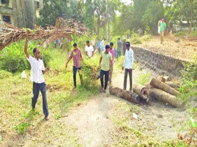 Cleanliness of the graveyard in Kerala | नेरळमध्ये कबरस्थानची स्वच्छता