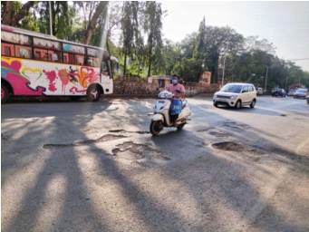 The wait for the citizens of Dombivali is dire | डोंबिवलीतील नागरिकांची वाट बिकट The wait for the citizens of Dombivali is dire | डोंबिवलीतील नागरिकांची वाट बिकट