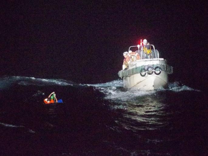 Big accident! Ships carrying 5800 cows sank; 1 of 43 employees survived | मोठी दुर्घटना! 5800 गायी घेऊन जाणारे जहाज बुडाले; 43 कर्मचाऱ्यांपैकी 1 जण वाचला Big accident! Ships carrying 5800 cows sank; 1 of 43 employees survived | मोठी दुर्घटना! 5800 गायी घेऊन जाणारे जहाज बुडाले; 43 कर्मचाऱ्यांपैकी 1 जण वाचला